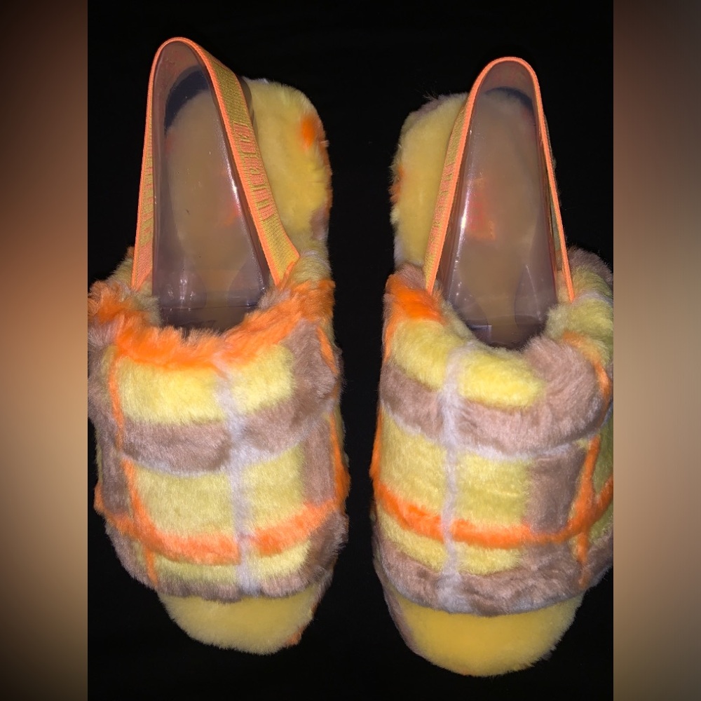 •| UGG FLUFF PLAID PUNK SLIDES |•
